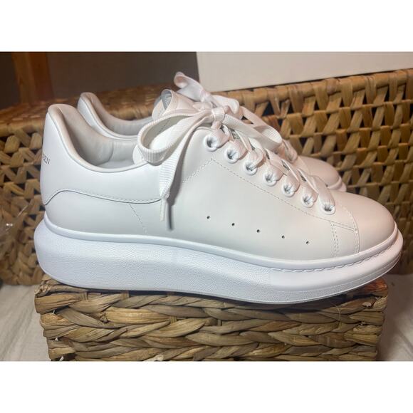 Alexander McQueen Men’s Oversized Sneaker - EU 43 / US 10 - Picture 2 of 8